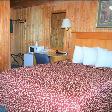 Green Acre Motel By Oyo Near Rush County Airport La Crosse Exteriör bild