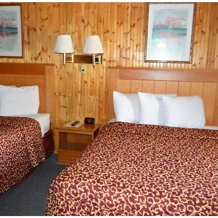 Green Acre Motel By Oyo Near Rush County Airport La Crosse Exteriör bild