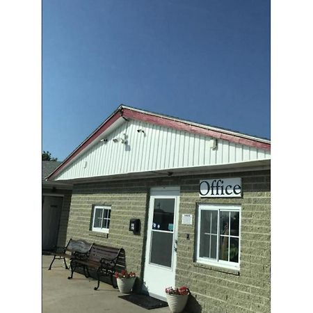 Green Acre Motel By Oyo Near Rush County Airport La Crosse Exteriör bild
