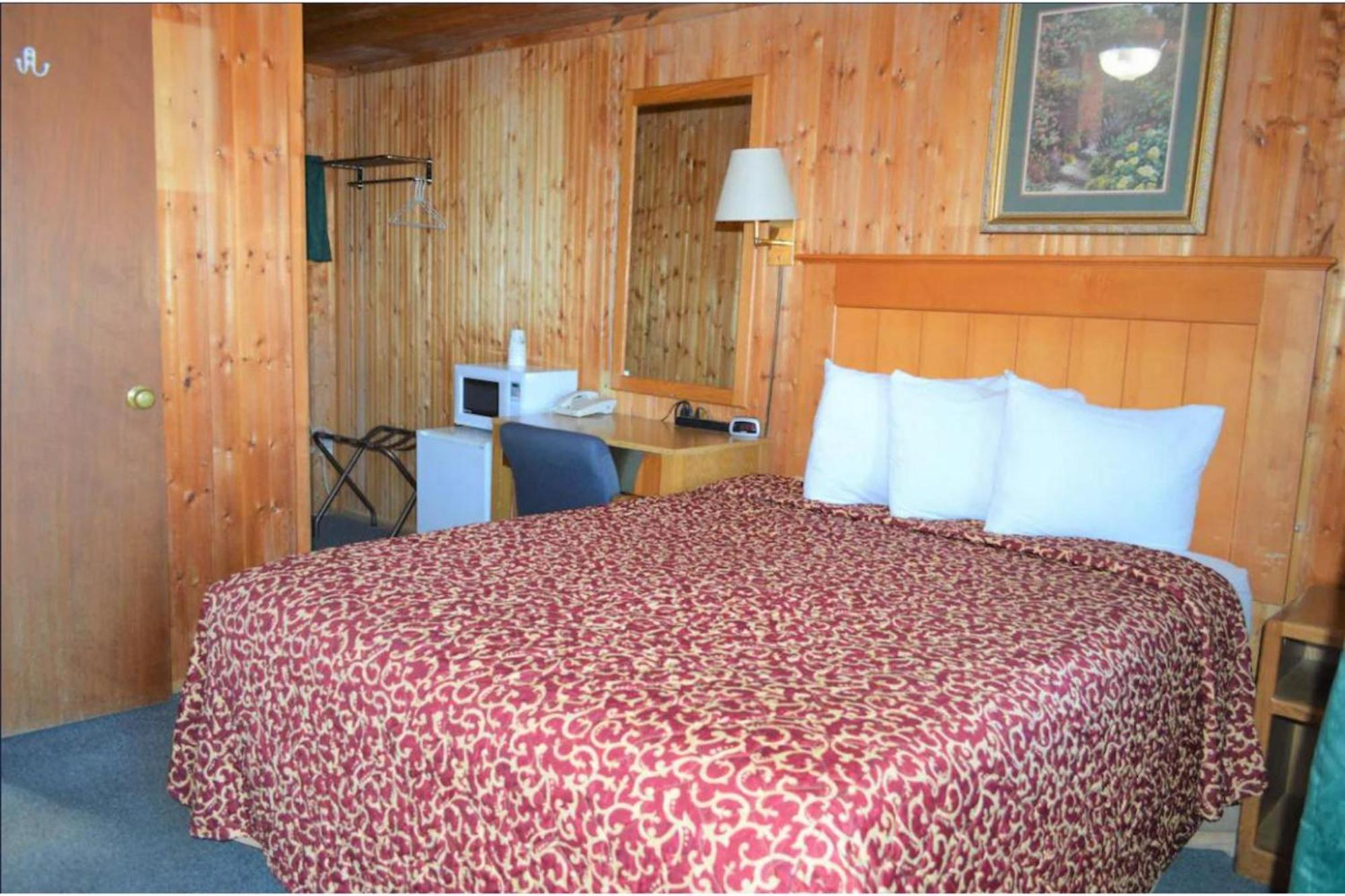 Green Acre Motel By Oyo Near Rush County Airport La Crosse Exteriör bild