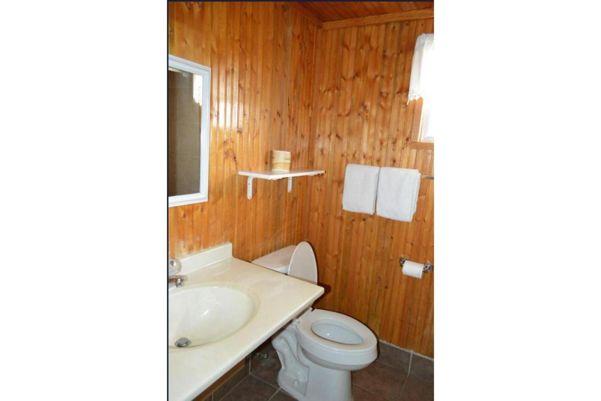 Green Acre Motel By Oyo Near Rush County Airport La Crosse Exteriör bild